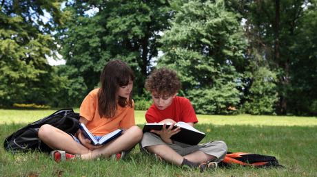Kinder lernen draußen gemeinsam